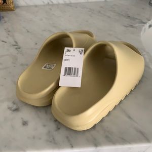 ☁️NWT yeezy slides size 6.5☁️